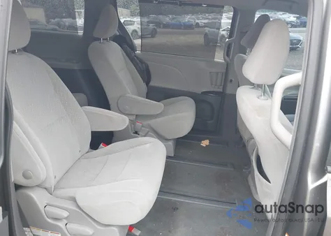 2018 Toyota Sienna Le 7 Passenger z USA, uszkodzony, nr VIN 5TDJZ3DC4JS207649